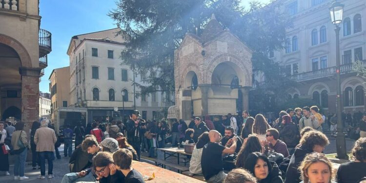 Corteo studenti Padova termina con ‘pranzo sociale’ davanti alla Prefettura