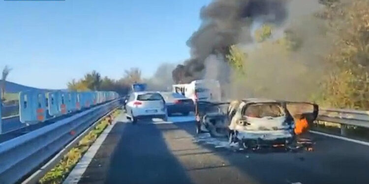 Assalto a un portavalori in A14 a Foggia, mezzi in fiamme e chiodi sull’asfalto