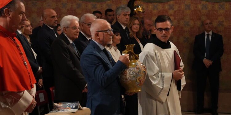 Mattarella, il mondo si illumini e si possa indicare la via della pace