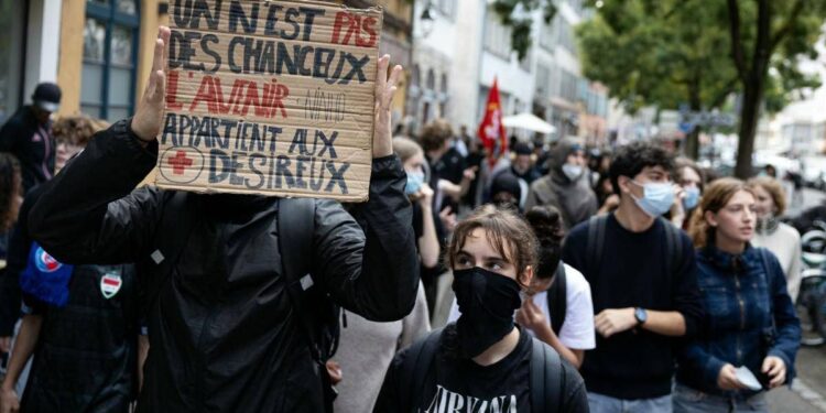 Francia, continua la protesta degli studenti: 600 arresti e 40 presidi feriti