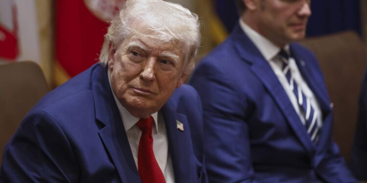 Iran, Hegseth: “Blocco Hormuz ferreo, Trump ha opzioni”. Mosca si propone: “Russia può essere mediatore”