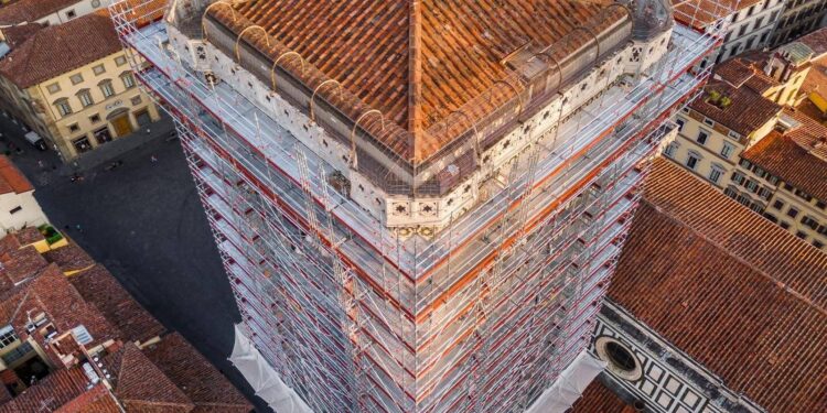 Completato il ponteggio alto 86 metri, al via il restauro del Campanile di Giotto
