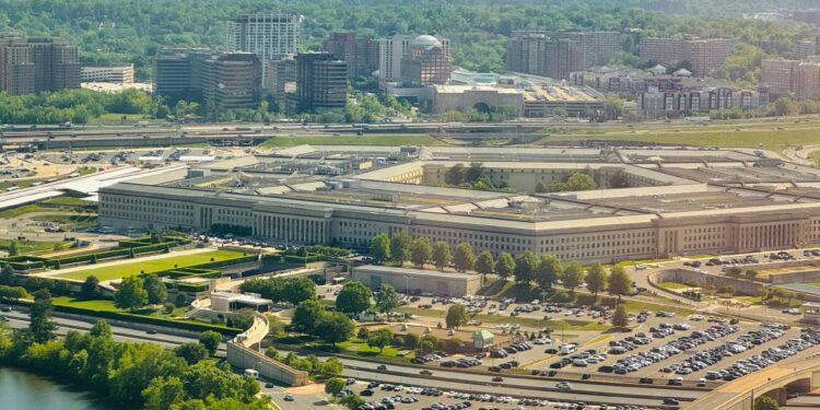 Il Pentagono affida a Musk, Luckey e Gingrich il “futuro della guerra”