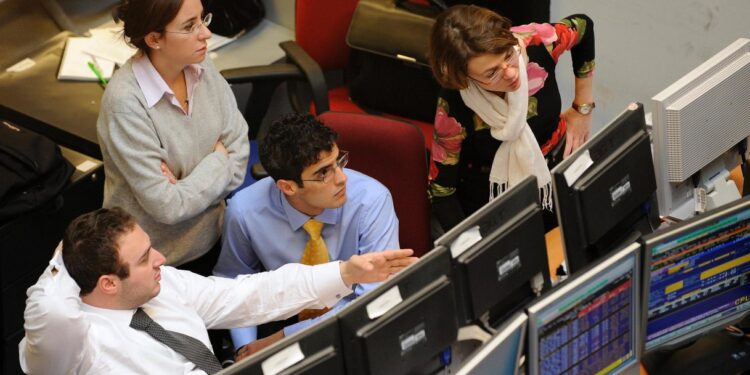 Spread a 120 punti base, i rendimenti scendono al 4,63%: come muoversi sui mercati