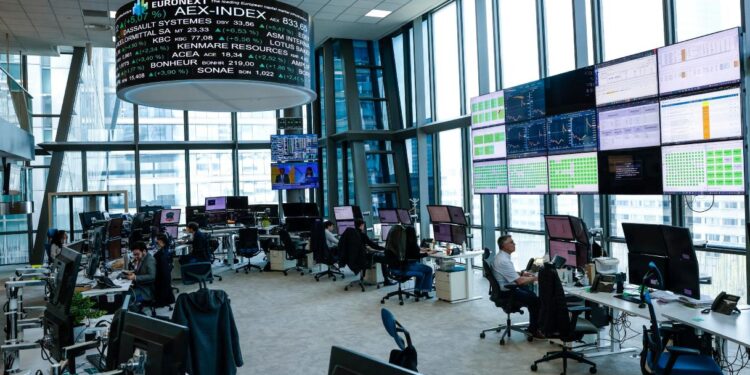 Lo spread risale a 120 punti, rendimenti dei Btp in crescita al 4,70%