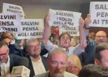 Milano, Salvini al Pirellone contestato dal Pd: “Pensa ai treni e agli aerei”