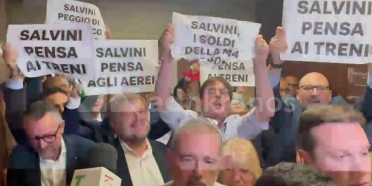 Milano, Salvini al Pirellone contestato dal Pd: “Pensa ai treni e agli aerei”